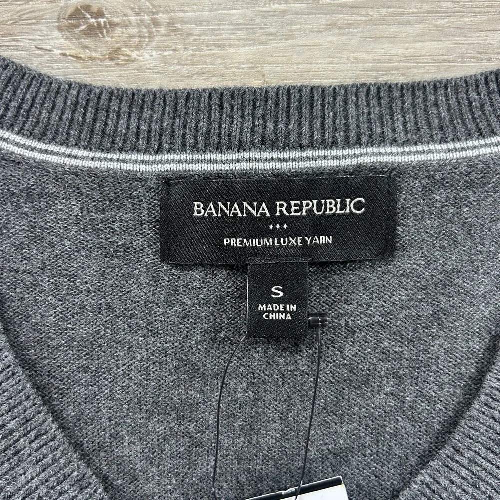 NWT Banana Republic Men's Small Premium Luxe Yarn Gray V-Neck Sweater